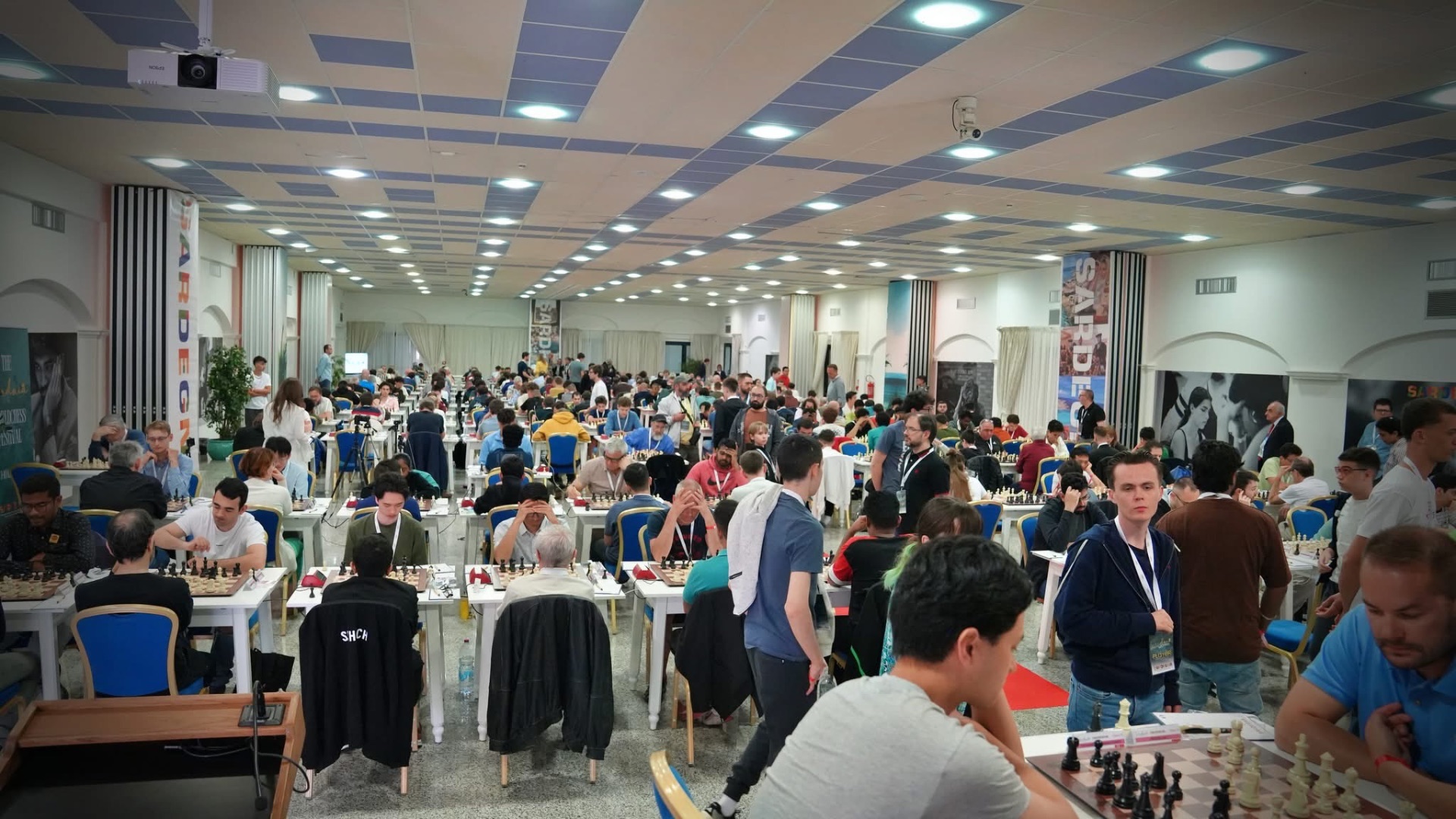 İtalya'nın Sardinya adasında düzenlenen Sardinya Dünya Satranç Festivali, 3 Mayıs Pazar günü başladı.