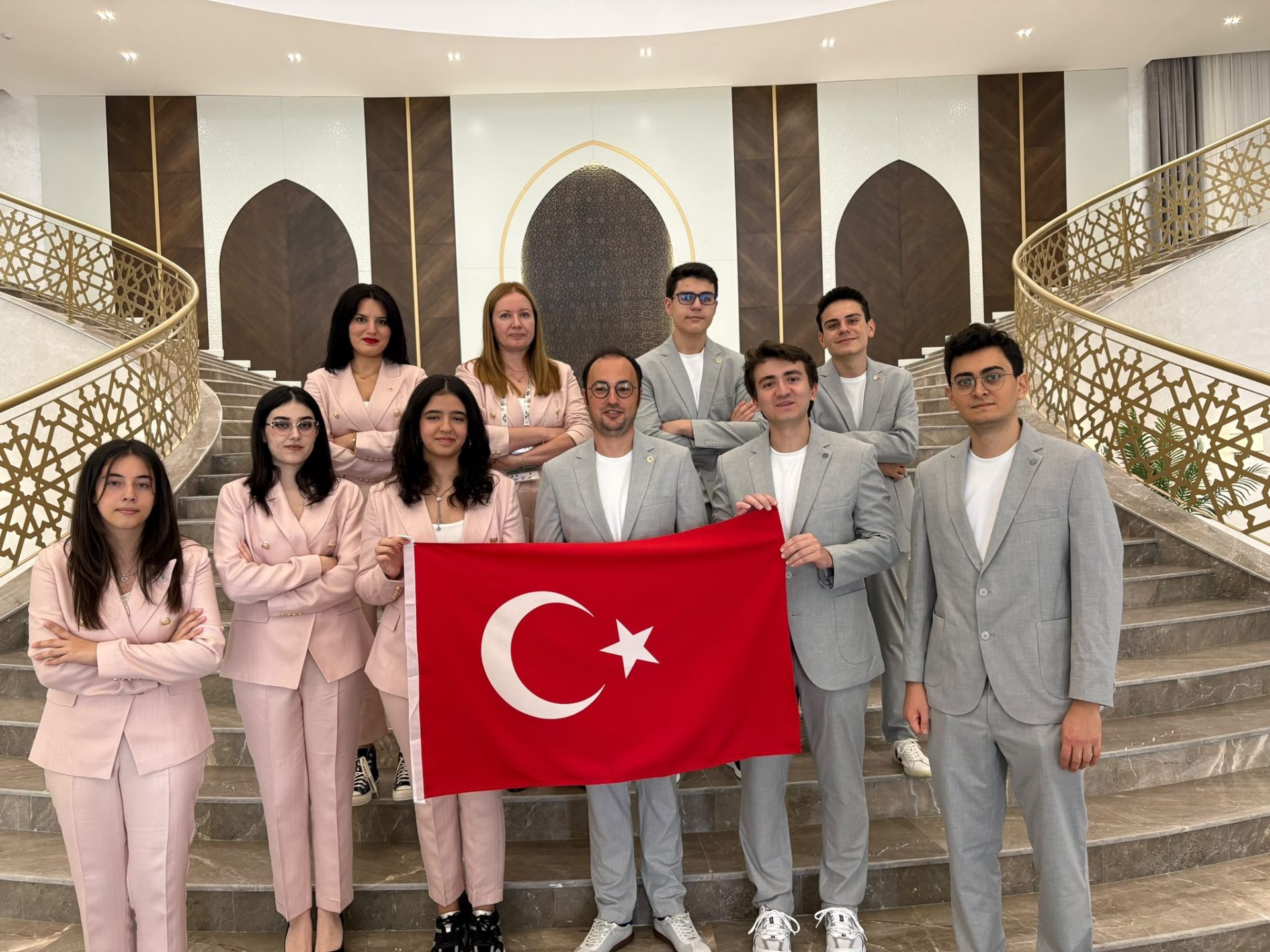 46. Satranç Olimpiyatı'nda 6. Tur: Türkiye Açıkta İsviçre'yi 3-1 Yendi, Kadınlarda Sırbistan ile 2-2 Berabere Kaldı
